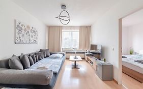 Schoene, Moeblierte Wohnung Mit Balkon Und Tiefgarage